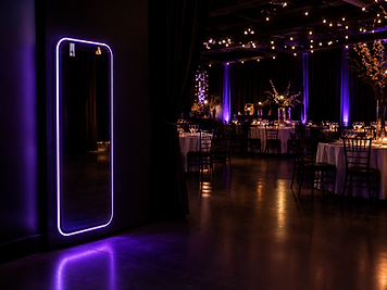 Espelho instagramável com LED roxo em salão de eventos elegante