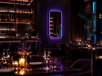 Espelho instagramável com LED roxo em restaurante e bar sofisticado