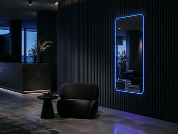 Espelho instagramável com LED azul em recepção comercial minimalista