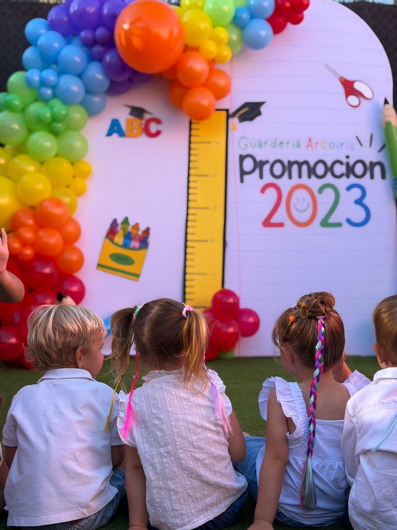 Peques sentados frente al photocall de fin de curso