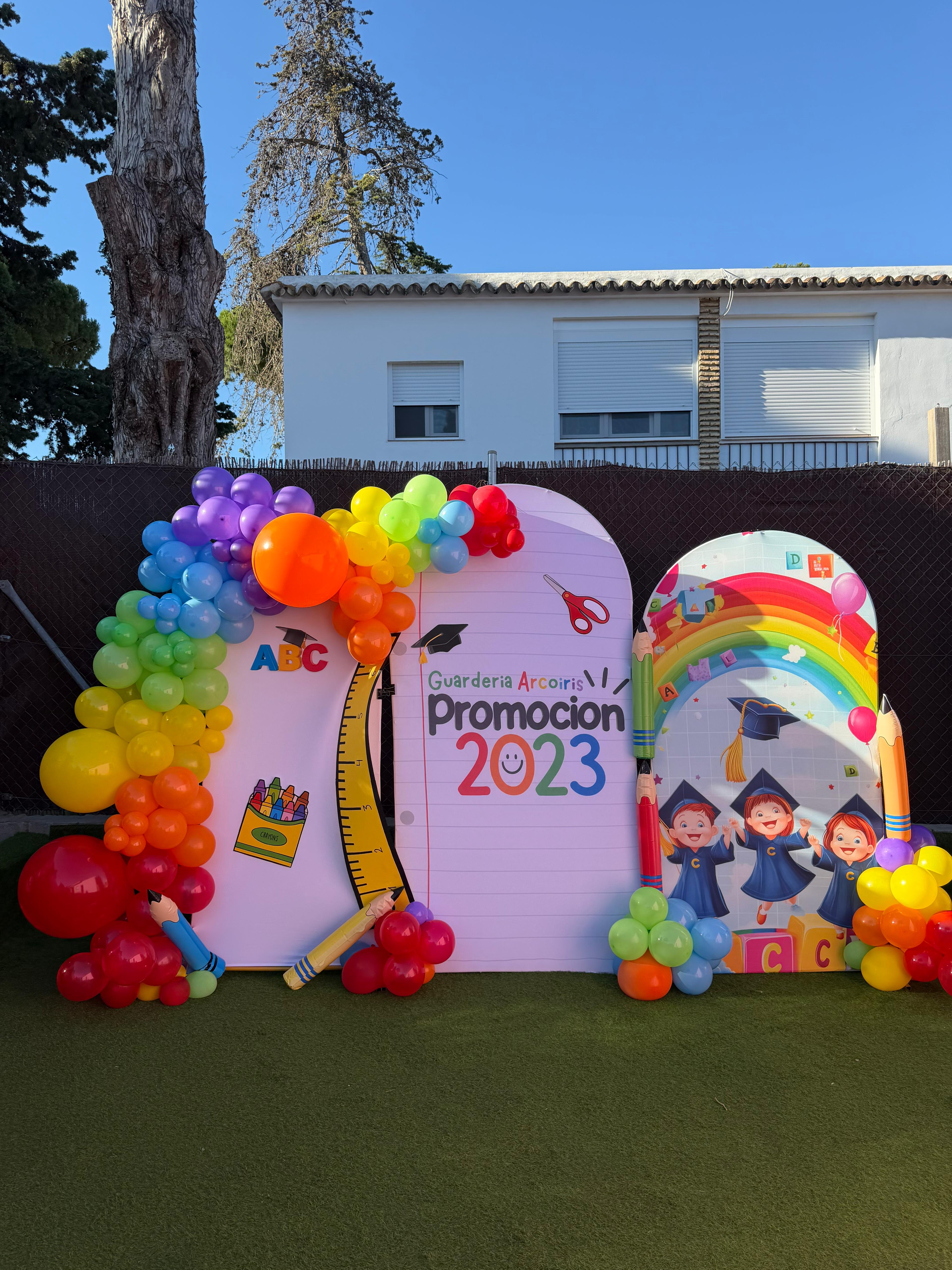 Photocall de fin de curso con globos y materiales escolares