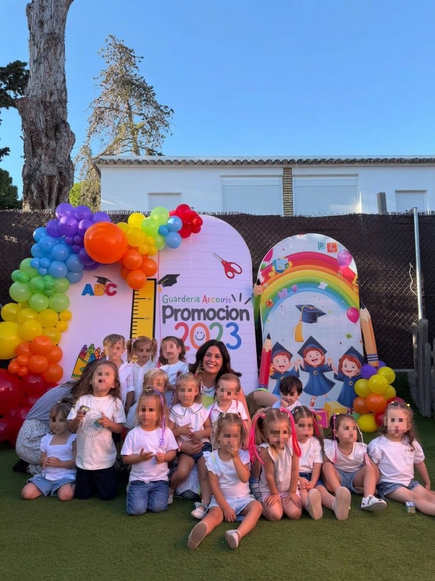 Grupo de peques y su seño en la fiesta de fin de curso