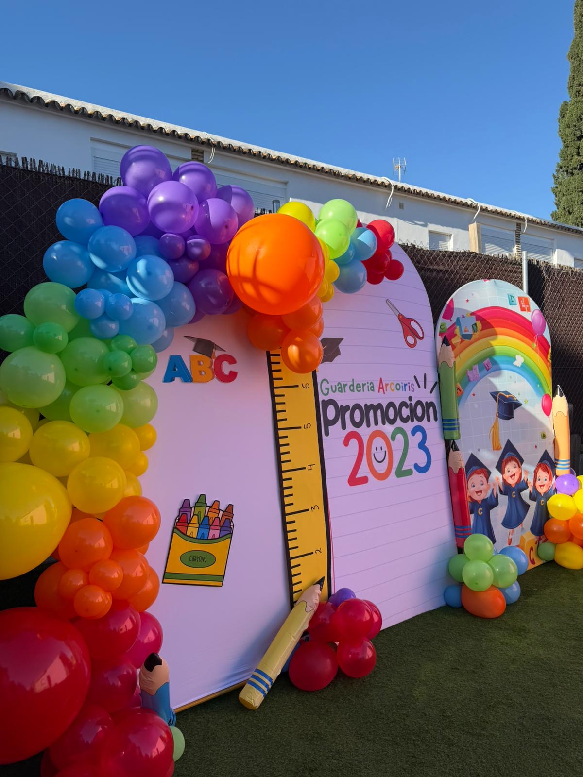 Photocall de fin de curso con arco de globos y letras de colores