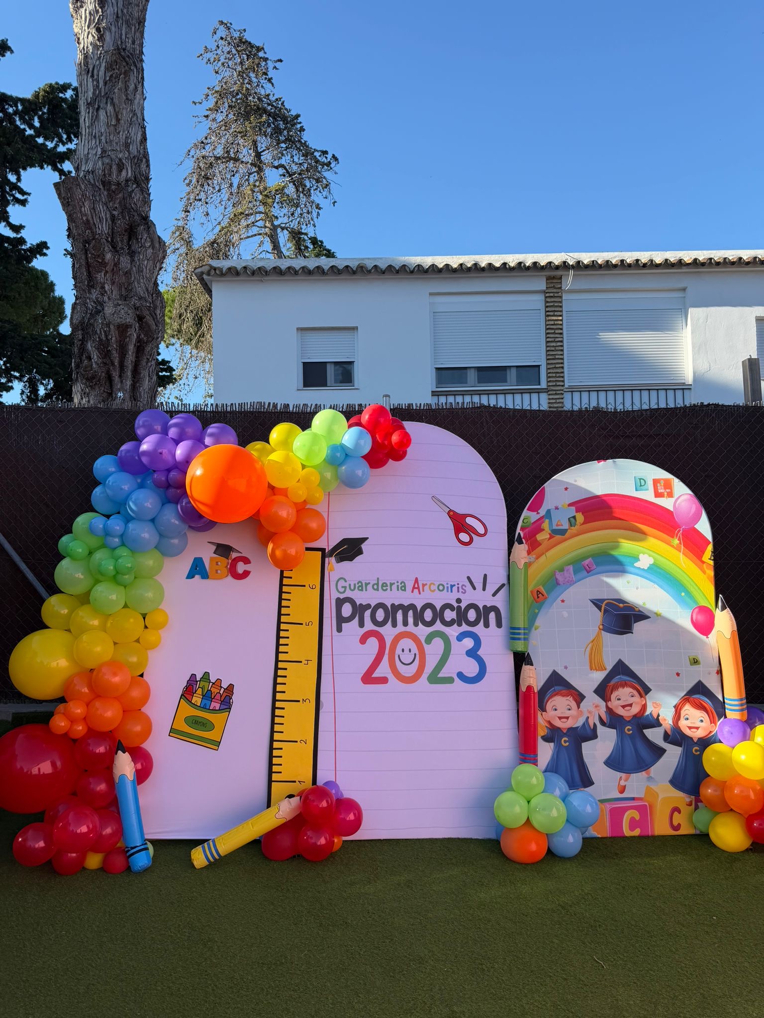 Photocall de la Promoción 2023 con globos, regla y caja de ceras