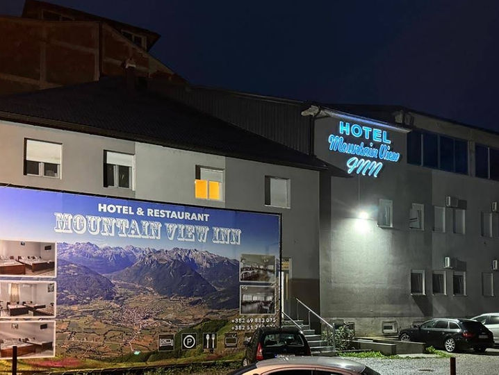 Hotel Mountain View at night