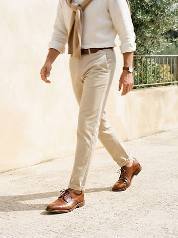 Homme portant des derbies en cuir camel, photographie lumineuse en extérieur