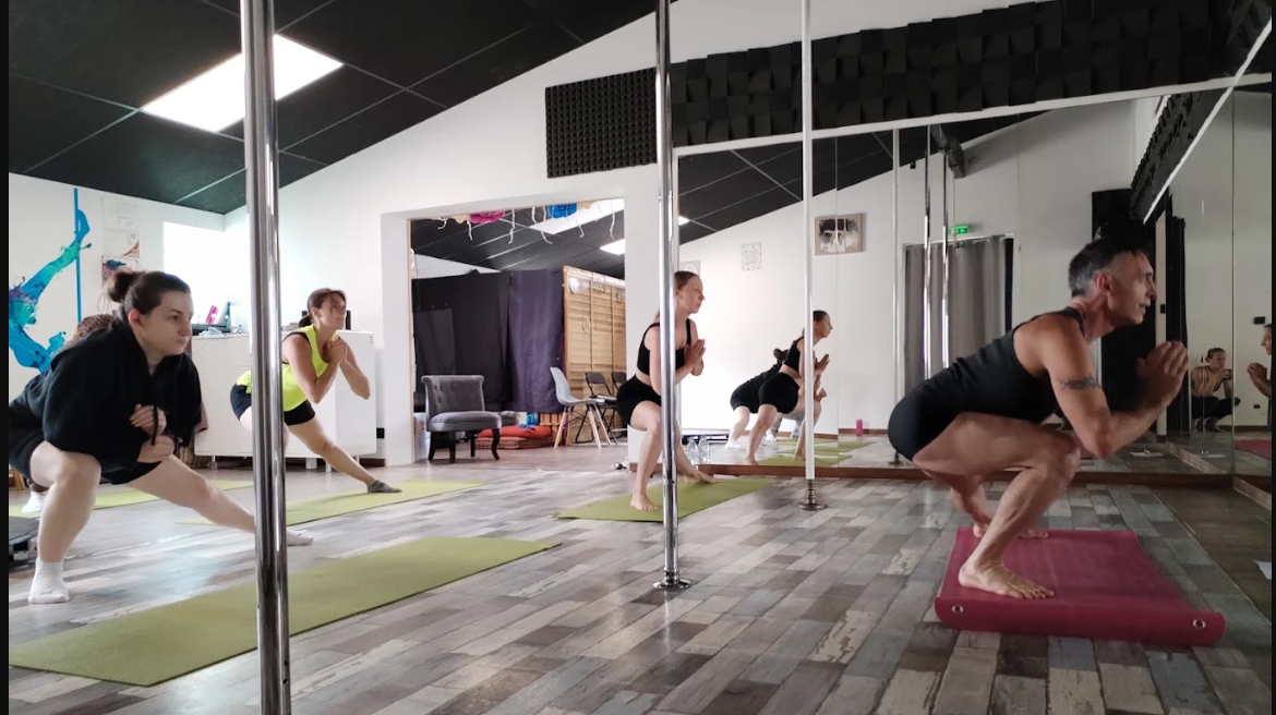 Le studio pendant un cours, barres et grandes glaces