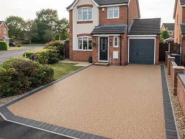 Seamless resin bound surface with dark edging