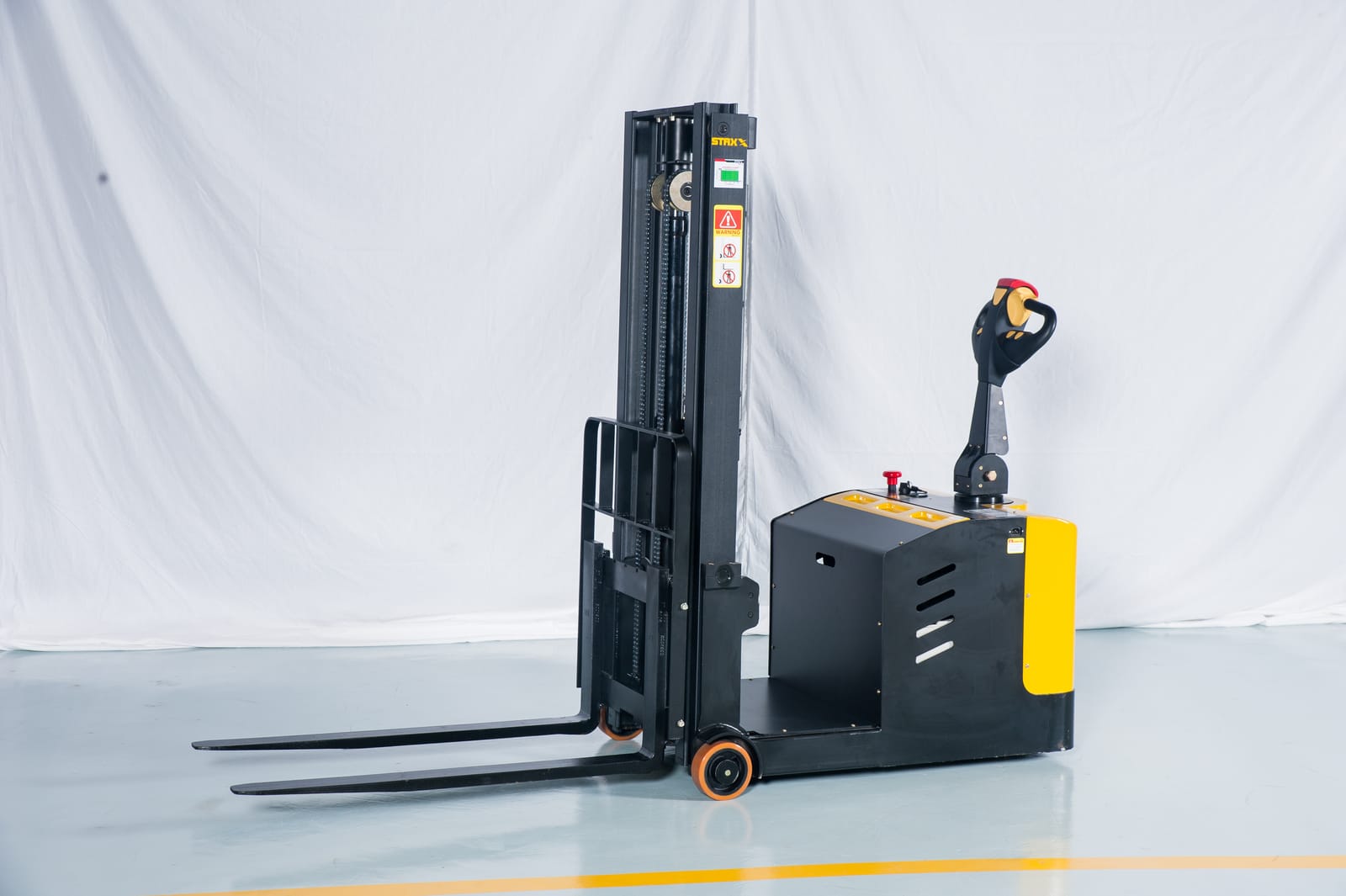 Compact electric counterbalance pallet stacker