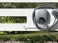 Charge Amps Halo på staket vid parkering