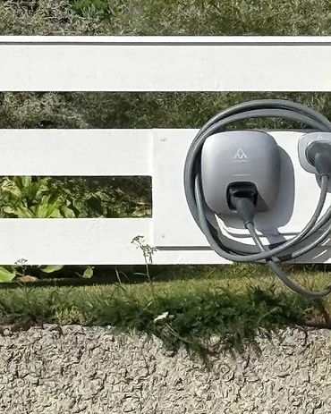 Charge Amps Halo på staket vid parkering