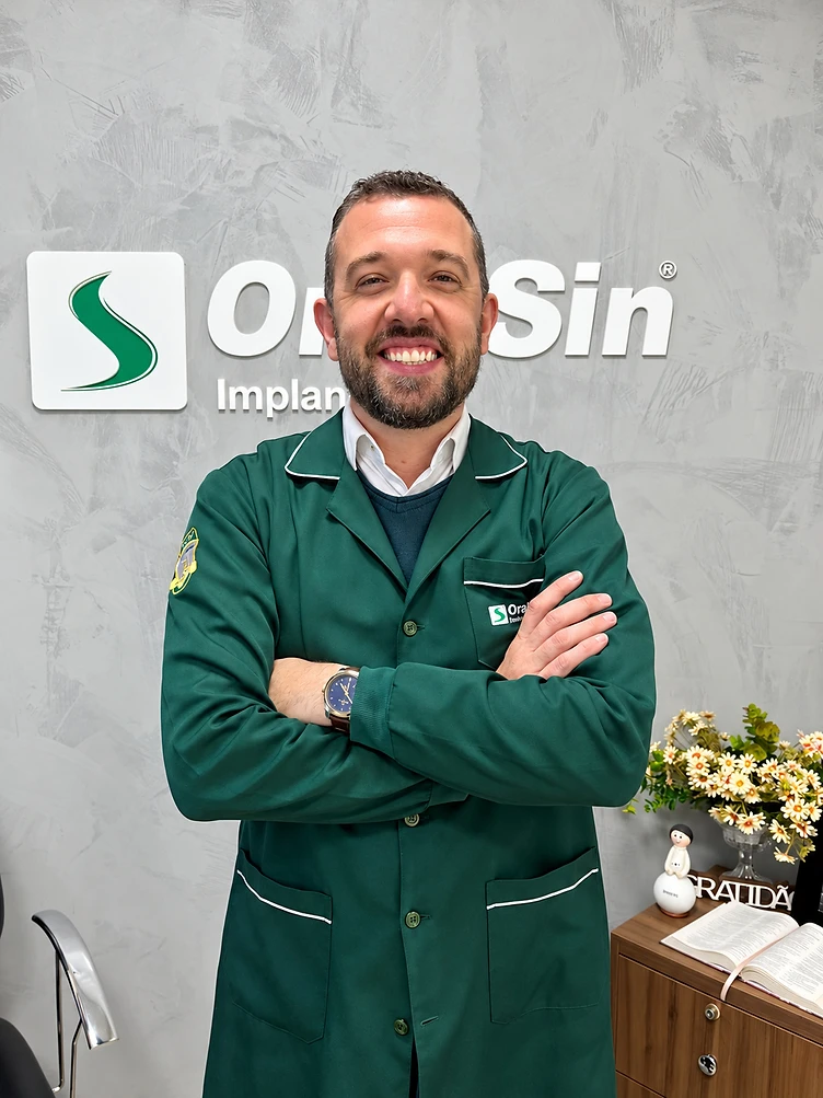Mulher sorrindo após tratamento de implantes