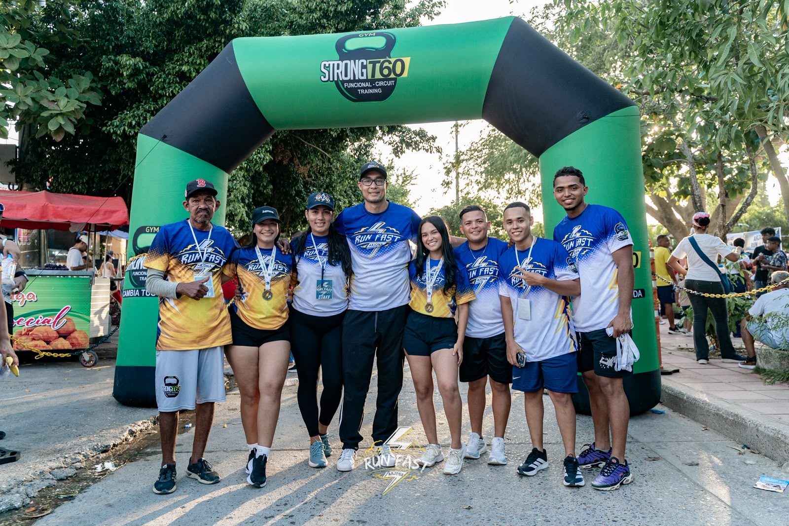 Equipo organizador bajo el arco de StrongT60