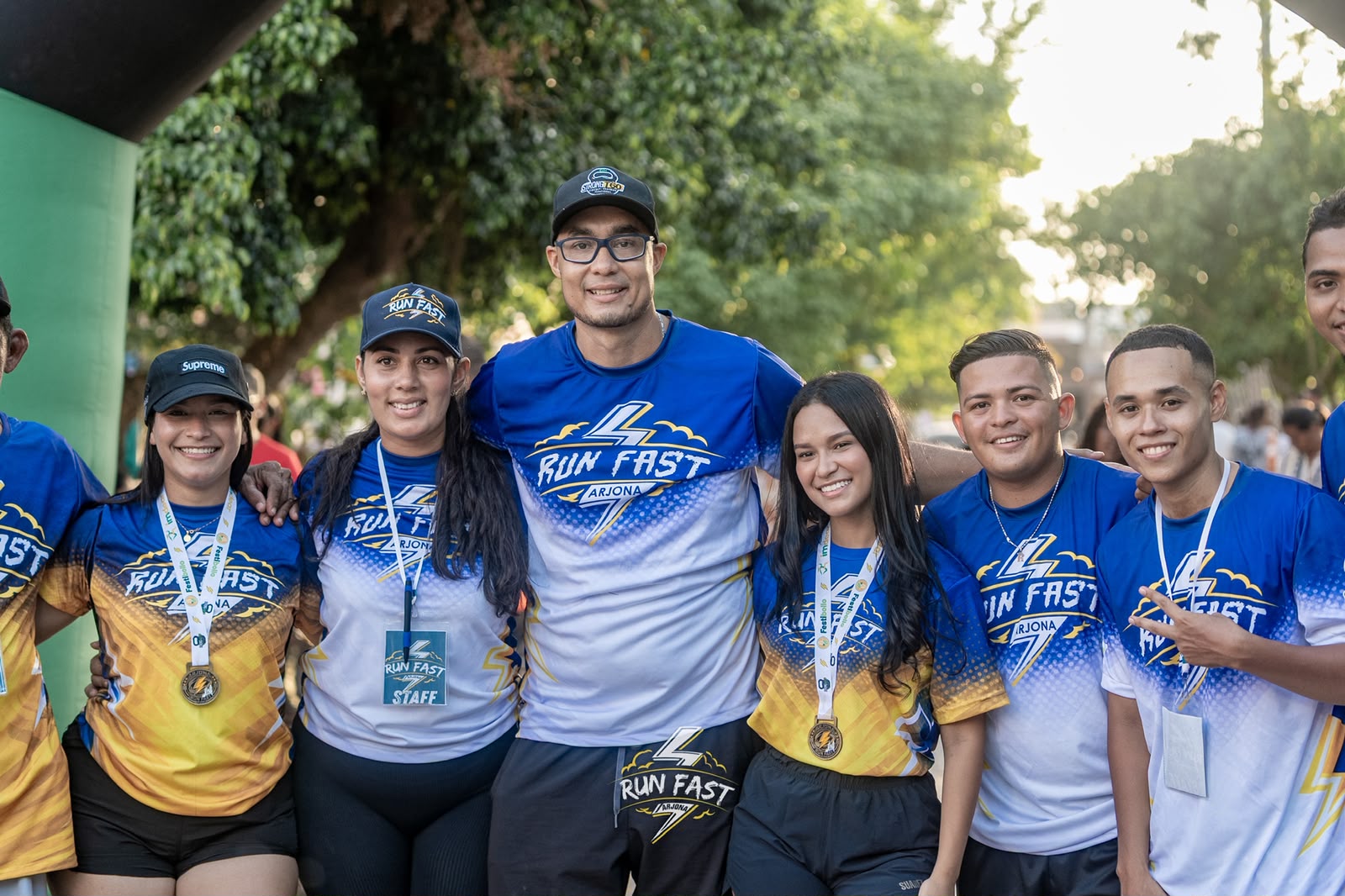 Staff oficial de Arjona Run Fast con sus medallas