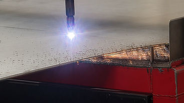 Antorcha de plasma cortando placa de acero con chispas en el taller de MAQUILAS MEYAR