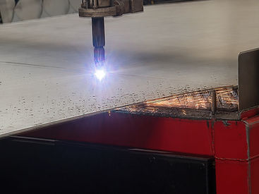 Antorcha de plasma cortando placa de acero con chispas en el taller de MAQUILAS MEYAR
