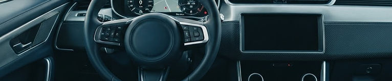 Gepflegtes Cockpit eines Fahrzeugs