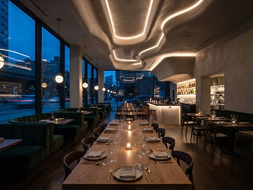 Restaurant contemporain avec un éclairage chaleureux au-dessus des tables
