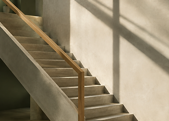 Minimalistische Betontreppe mit warmem Tageslicht und weichen Schatten