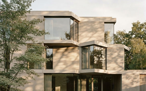 Moderne Architektur mit Glasfassade und Baumschatten im soften Tageslicht