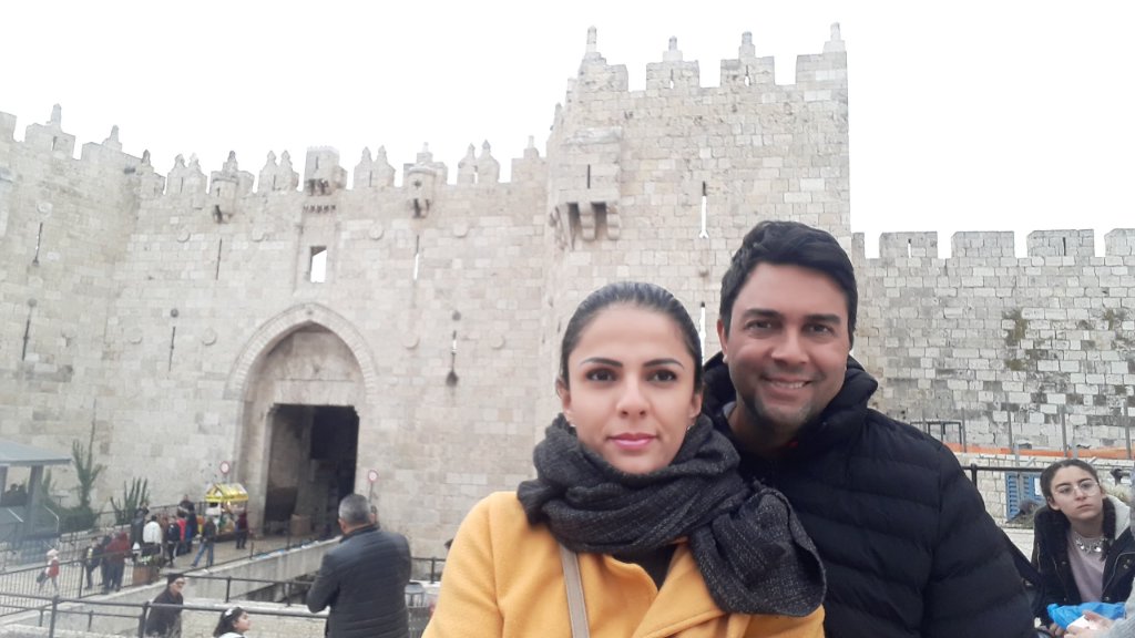 Thales e Dillyanne na Porta de Damasco