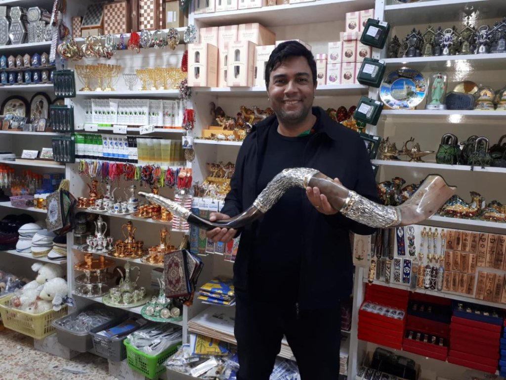 Thales tocando shofar em Jerusalém