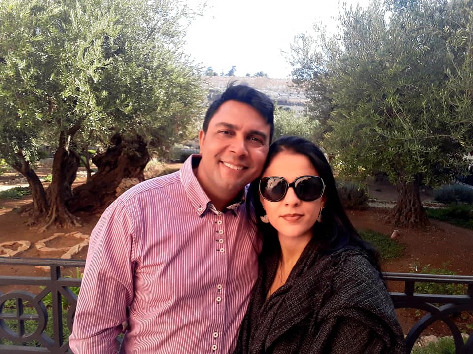Casal no Jardim das Oliveiras