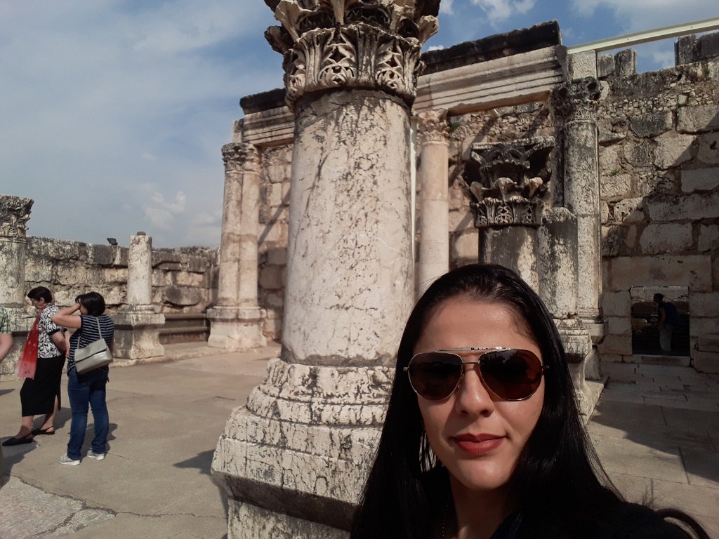 Dillyanne na Sinagoga de Cafarnaum