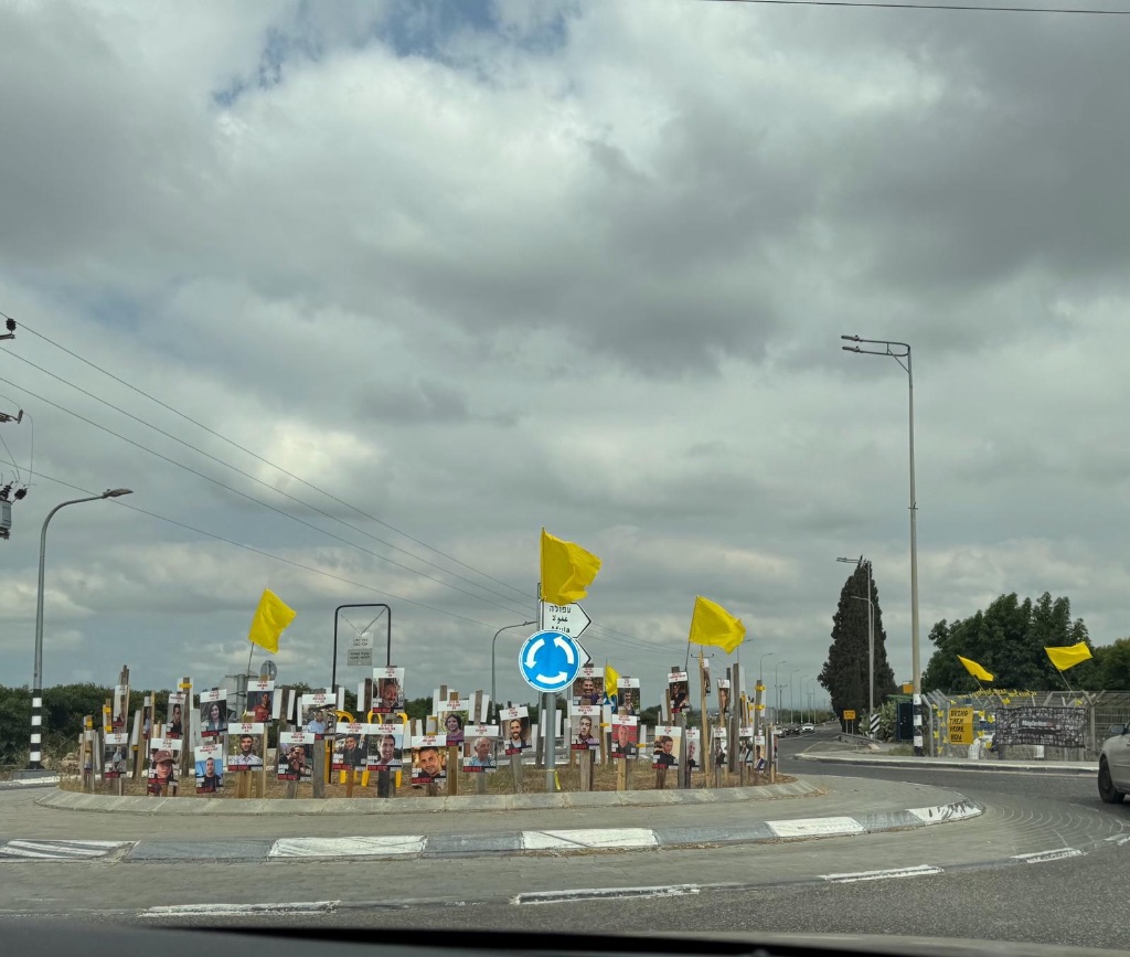 Roundabout with photos and yellow flags | כיכר עם תמונות ודגלים צהובים
