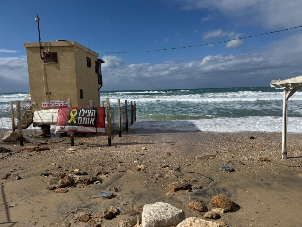 Protest sign on beach by the sea | שלט מחאה על חוף הים