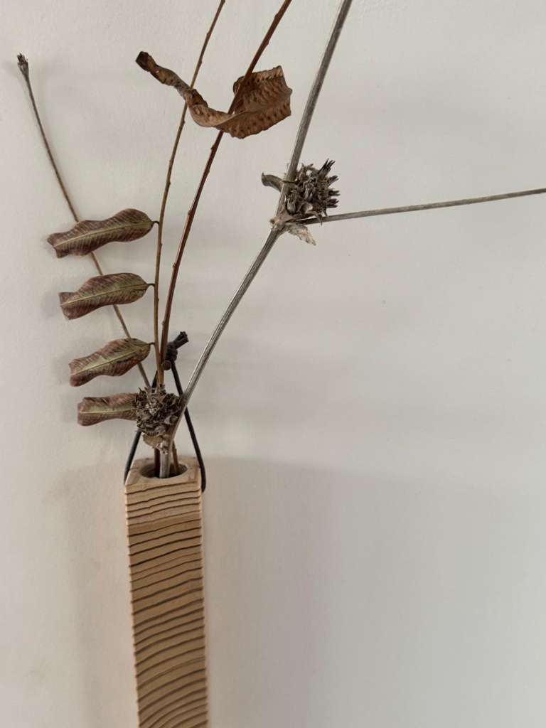 Dried arrangements in wooden vase | סידורים מיובשים באגרטל עץ