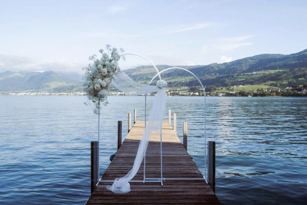 Hochzeitsbogen auf einem Holzsteg am Zürichsee beim PUR Hurden