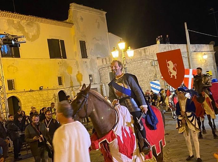 Cavaliere in armatura storica durante la rievocazione della Disfida di Barletta