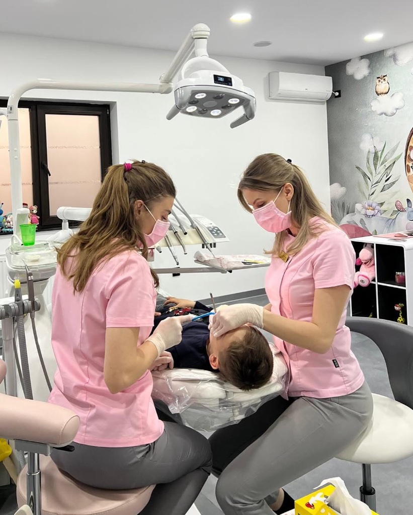 Copil la stomatolog — moment din clinica noastră