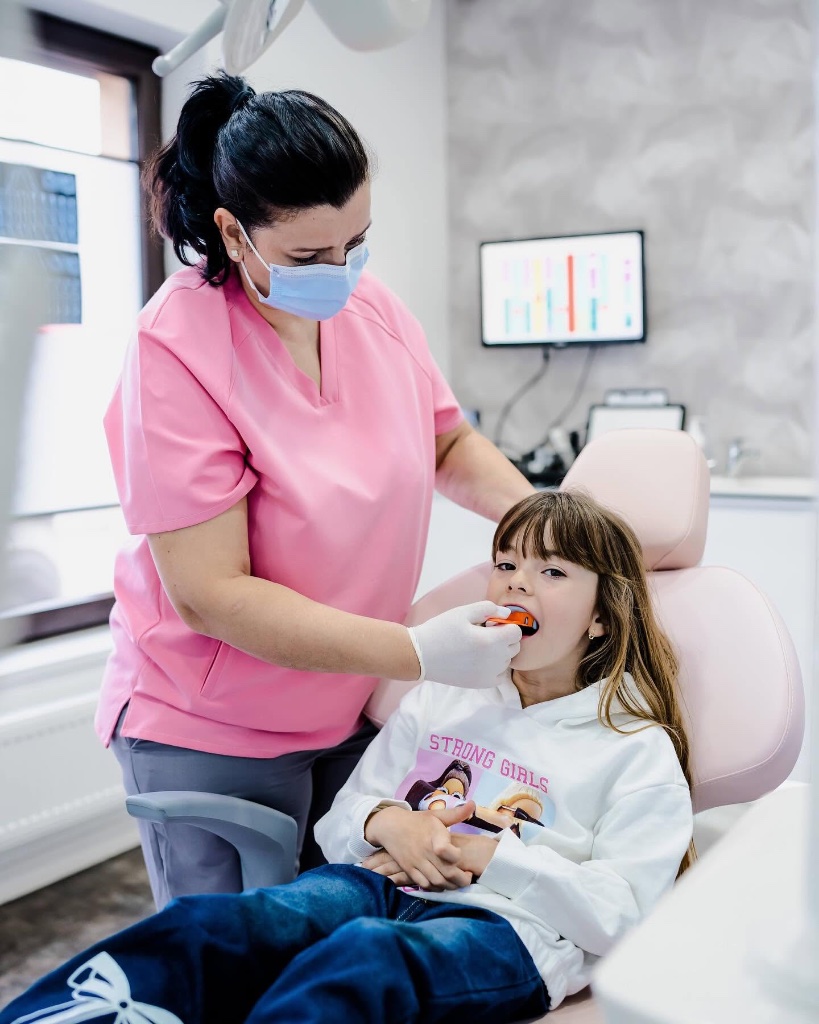 Copil la stomatolog — moment din clinica noastră