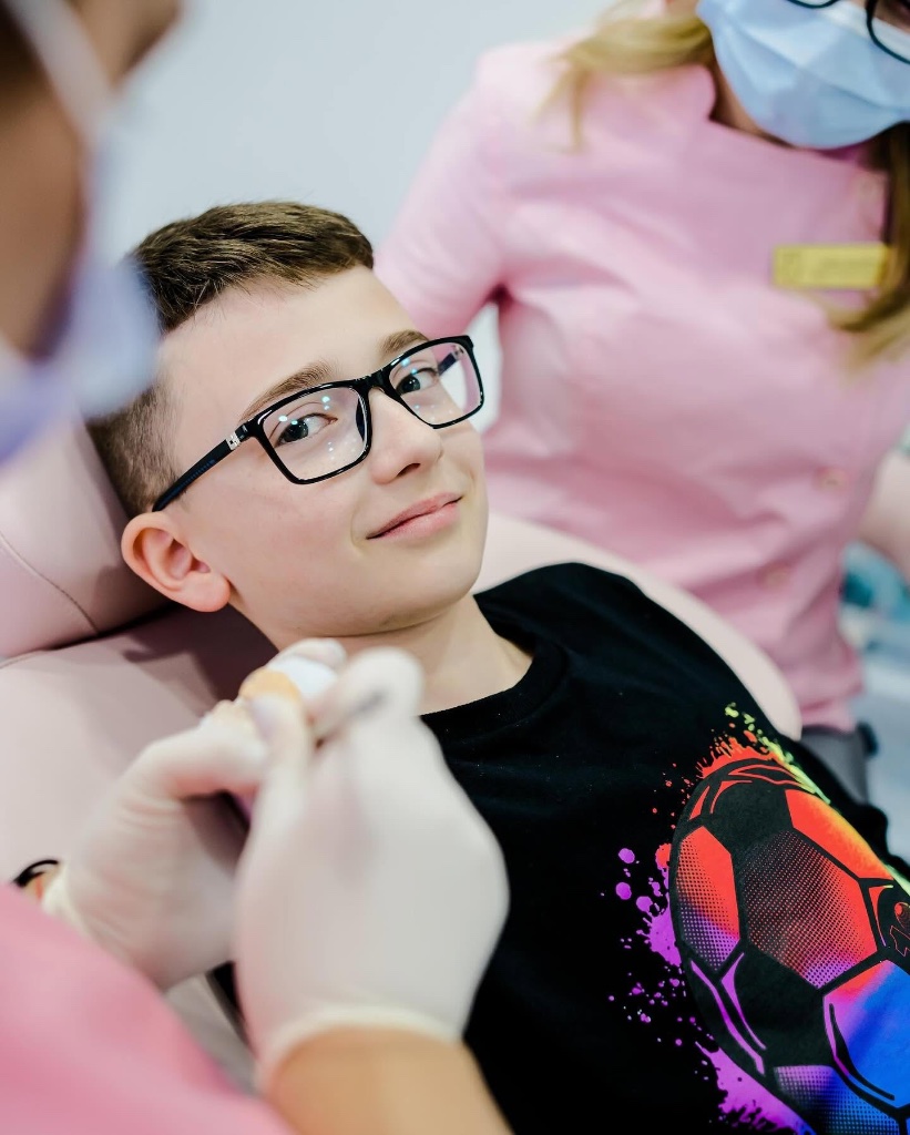Copil la stomatolog — moment din clinica noastră