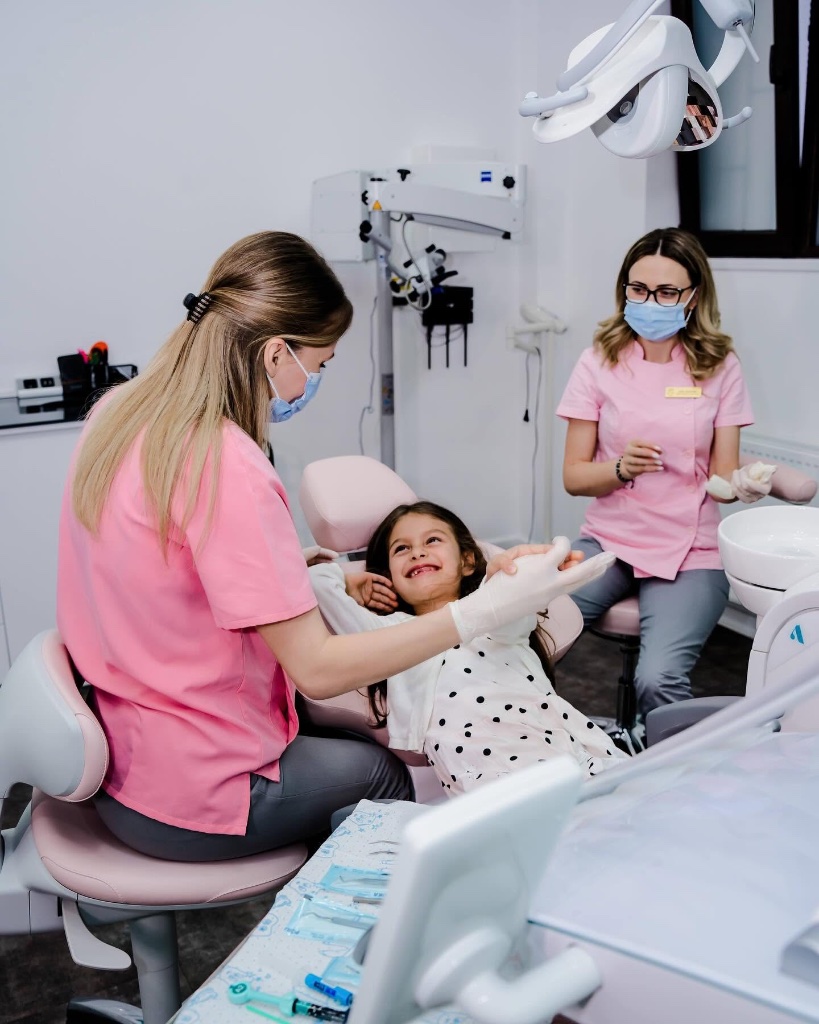Copil la stomatolog — moment din clinica noastră