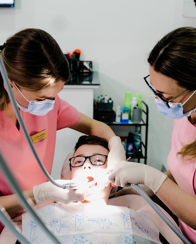 Copil la stomatolog — moment din clinica noastră