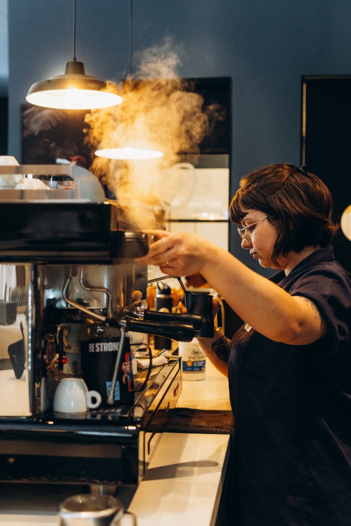 Barista preparando café na Oh Brüder