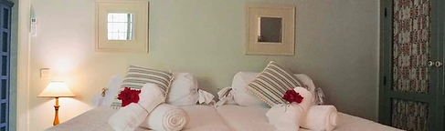 Independent bedroom with high beamed ceiling