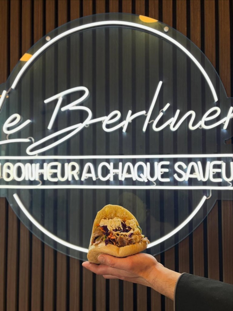 Sandwich döner Le Berliner devant l'enseigne néon, Roanne