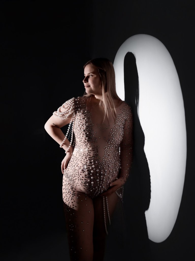 Portrait de grossesse en lumière douce, signature de Laetitia Perron
