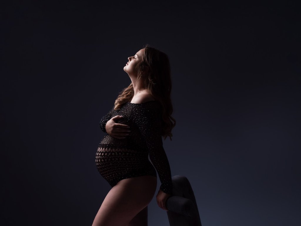 Portrait de grossesse en clair-obscur