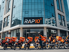 Frota de motos laranja da Rap 10 Express na frente da sede