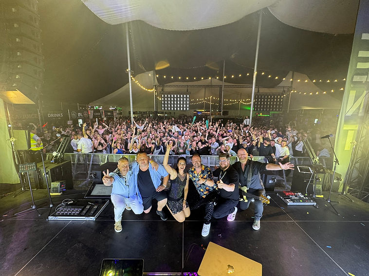 XLENT live på scenen med publikum i et stort festtelt