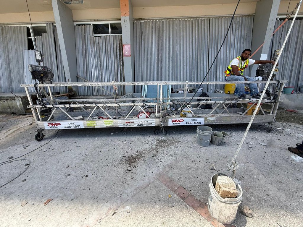 Plataforma suspendida en edificio en Puerto Rico
