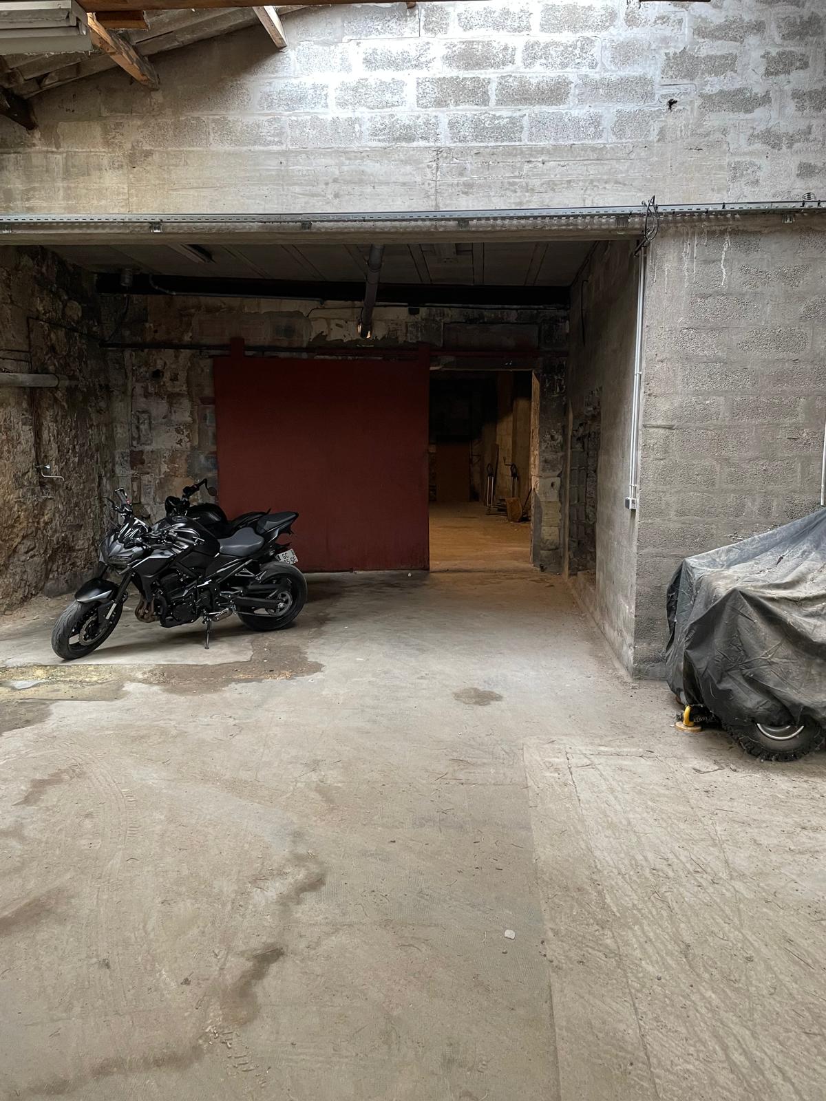 Zone motos fermée et indépendante à l'intérieur de l'enceinte du parking