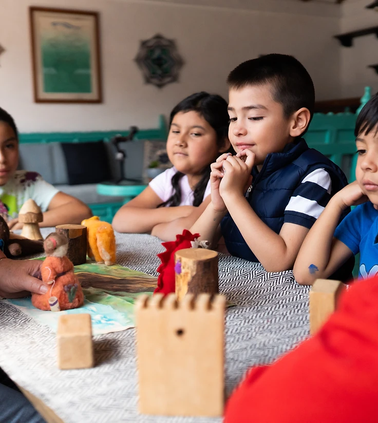 Niños aprendiendo y creando en la escuela Huitzilin