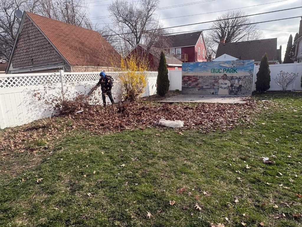 Curved mulch bed with clean edging in St. Clair Shores