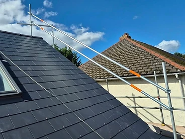 Roof-level scaffold with high-vis bracing